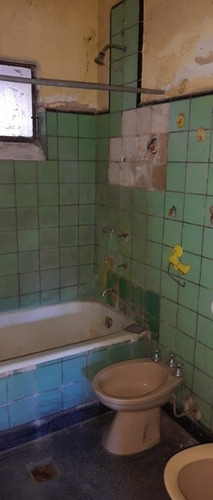 Imagen 5 de 12 de Casa De 5 Ambientes A Refaccionar En Venta - Moron Sur