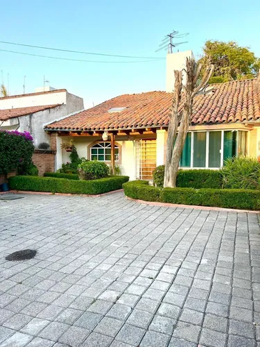 Venta De Casas En Jurica, 3 Habitaciones, De Oportunidad, Hermosa Calle.