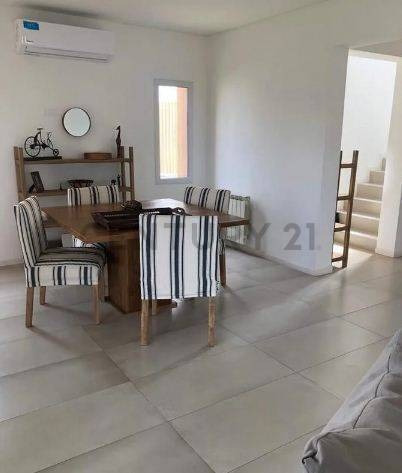Imagen 10 de 19 de Casa Alquiler Araucarias Puertos Del Lago 3 Dormitorios Jardin Pileta Galeria
