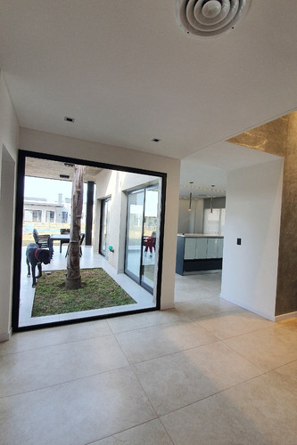 Imagen 6 de 17 de Casa De Categoria Minimalista A Estrenar Con Muebles Y Parquizada En Los Talas Canning - Dueño Directo - Financiación Propia - Toma De Propiedades Y Vehiculos