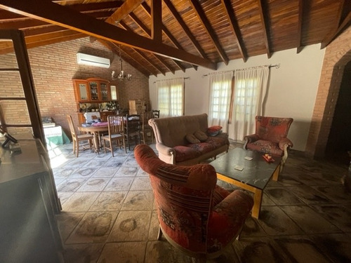 Imagen 5 de 9 de Venta - Hermosa Casa Con Pileta En Adrogue