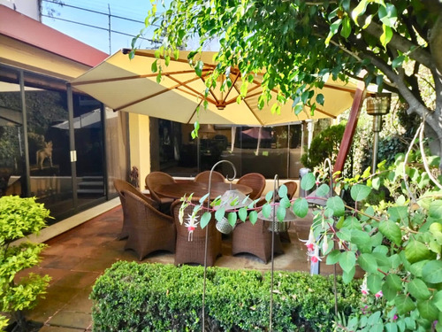 Venta Excelente Casa Con Jardín, Barrio De San Francisco