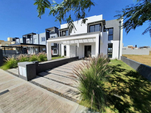 Imagen 1 de 15 de Docta- Venta De Duplex De Tres Dormitorios Con Pileta