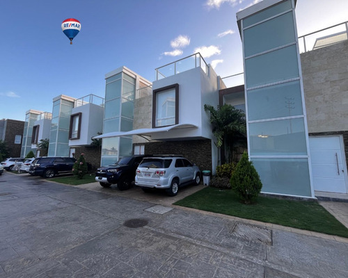 Re/max 2mil Vende Townhouse Resd. Eleven, Urb. Playa El Angel, Mun. Maneiro, Isla De Margarita, Edo. Nueva Esparta