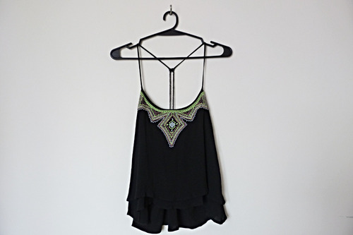 Musculosa Negra Con Bordados, Talle S