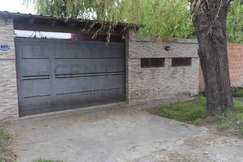 Casa De 2 Dormitorios En Venta En La Plata, Barrio San Carlos