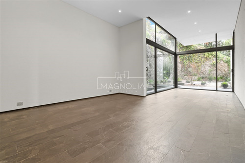 Casa En Arriendo De 7 Dorm. En Lo Barnechea