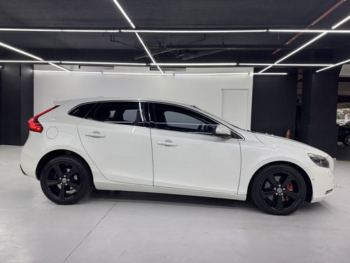 Volvo V40 2.0 T4 MOMENTUM GASOLINA 4P AUTOMÁTICO
