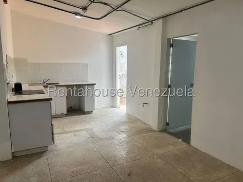 Casa Comercial En Alquiler, La Trinidad Mls #25-21193