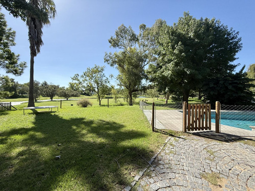 Impecable Casa Con Jardin, Parrilla Y Pileta En Venta - Vista Al Golf - Club Nautico Escobar