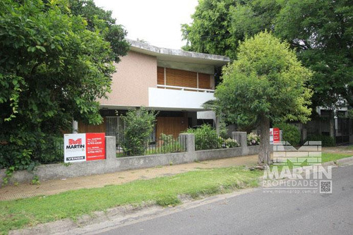 Casa Sobre Lote De 838 M2, Con Gran Parque Y Pileta - La Lucila, Excelente Ubicación