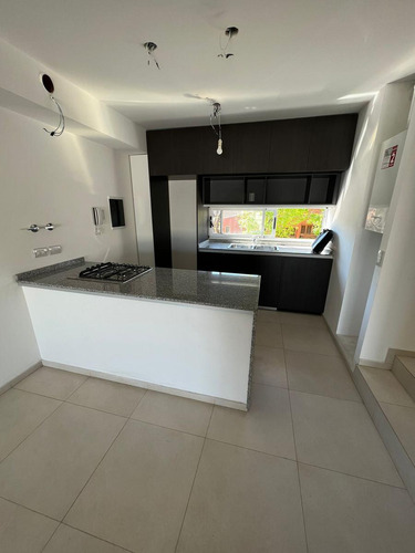 Duplex En Venta A Estrenar De 4 Ambientes Carlos Croce 990 (banfield)