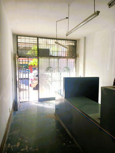 Local Zona Comercial. Estado Muy Bueno Sup Total 25 M2. Baño Y Antebaño Av Segurola 300 Floresta