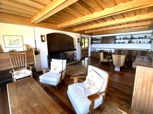Casa En Venta De 6 Dorm. Frente A La Playa De Zapallar