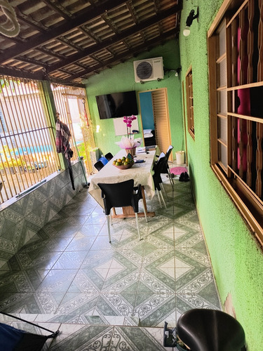 Casa Com Piscina E Barracão No Fundo