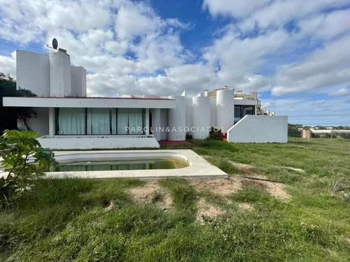 Venta Casa Sobre La Ruta Frente Al Mar Punta Del Este.