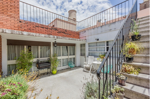 Ph En Piso Con Entrada Independiente De 3 Ambientes, Con Patio, Balcón, Cochera Y Terraza En Venta En Boedo, Caba.