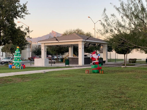 Adl Renta De Casa Con Excedente Frente A Parque Paseo De Amberes Gdl