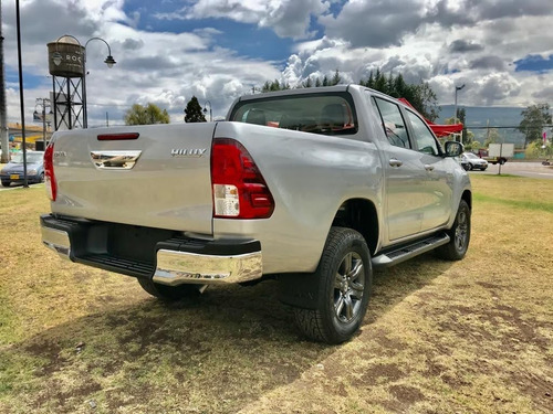 Imagen 6 de 13 de Toyota Hilux 4x4 Diesel - Mecánica - Modelo 2022