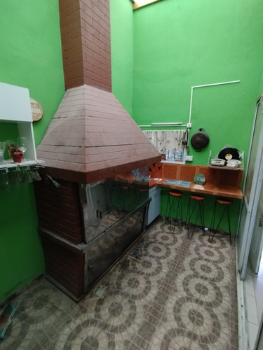 Casa De 3 Ambientes Con Fondo Libre!!!