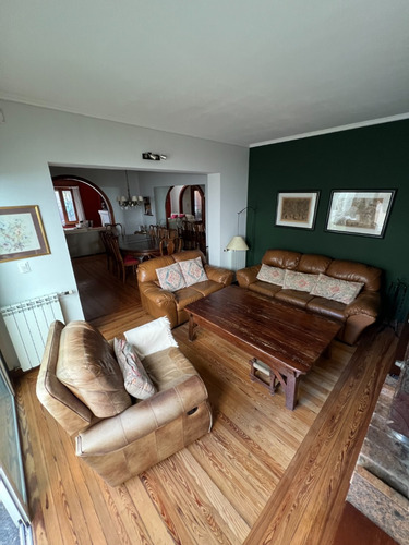 Vendo Espectacular Casa Padron Unico, En Calle Cerrada Sin Transito, 3 Dormitorios, 3 Baños, Garaje, Terrazas Y Azotea, Acepta Banco, Zona Pocitos.
