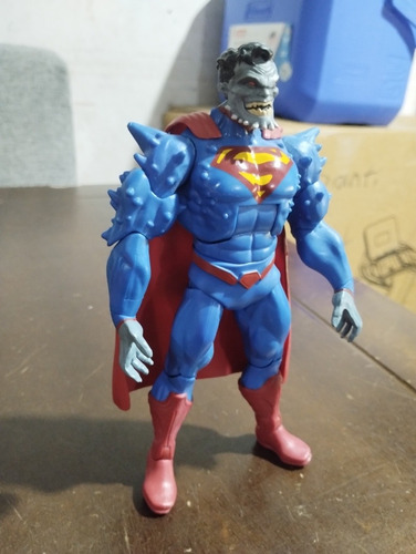 Figura De Acción Dc Multiverse Superman Doomed (Usado)