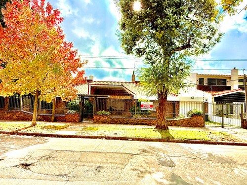 Oportunidad Única En Colón. Gran Chalet De 6 Dorm Y 4 Baños
