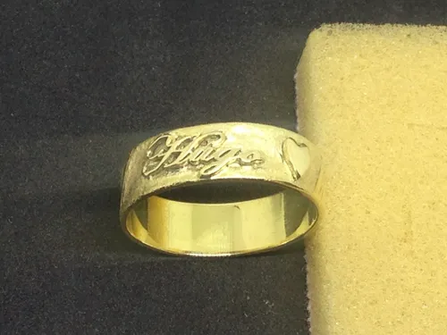 Anillos de oro grabados hotsell