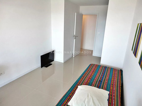 Apartamento En Venta De 3 Dormitorios Con Vista Al Mar En Icon Tower, Punta Del Este