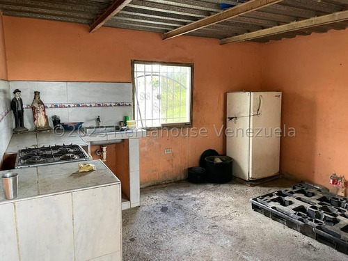 Carlos Colmenarez Felx 23-33543 Vende Finca Con 10 Hectareas Y 4.642 Mts Pozo Profundo De 80 Metros, Bomba De 14 Hp Luz Trifasica Laguna De 50 Por 40 Metros Cochinera De 30 Corrales