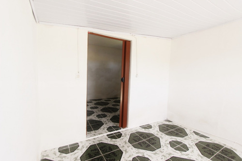 Alquiler De Casa En Jardines Del Hipódromo. Al Frente, 2 Ambientes O Dormitorios, 1 Baño, Cocina Definida, Patio-jardín.