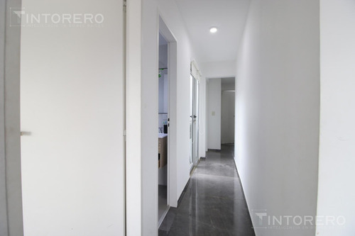 Departamento En Venta De 4 Ambientes Con Balcón Aterrazado Y 3 Cocheras Cubiertas En Morón.