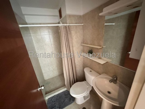 Agp Moderno Apartamento En Venta En Colinas De La Tahona, En Edificio Bien Mantenido 25-18150 Ys