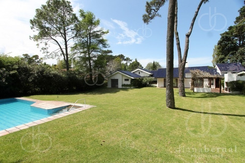 Imagen 2 de 23 de Chalet En El Golf, 4 Dormitorios Y Piscina Climatizada.- Ref: 54206