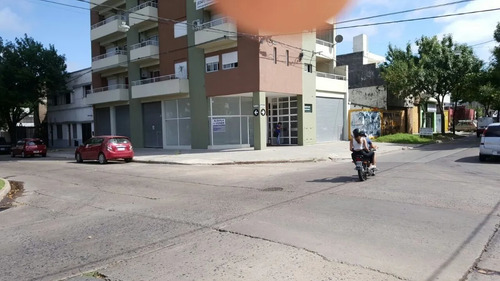 Imagen 2 de 2 de Alquiler De Local Esquina De Moreno Y Rueda