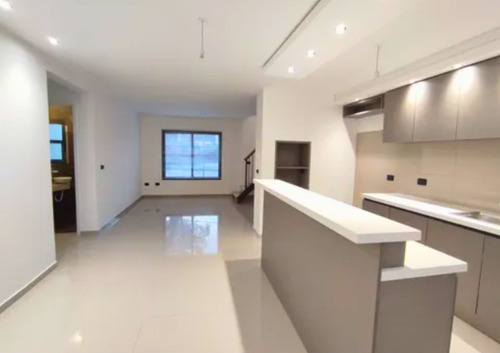 Duplex En Venta En Parque Carrasco, 2 Dormitorios, 1 Baño A Metros De La Rambla Costanera.