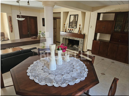 Excelente Y Solida Casa En 2 Plantas, Amplio Living Con Estufa A Leña, Comedor, Cocina, 3 Dormitorios, Oficina O Consultorio, Altillo, Garaje, Hermoso Fondo Con Piscina Y Barbacoa.