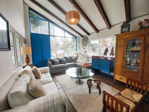 Estilo Colonial Con Gran Terreno Y Lindas Vistas