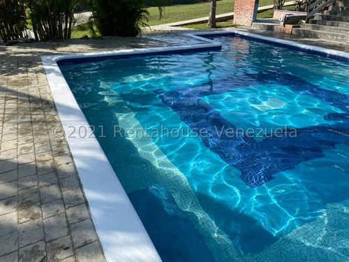 Daniela Linarez Vende Casas De Lujo De 400m2 Con Bellas Areas Comunes Como Piscina En Excelente Zona De Cabudare Con Arboles Frutales Y Todos Los Servicios Básicos Operativos