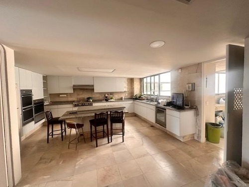 Lomas De Chapultepec, Penthouse De 750m2 En Dos Niveles, Muy Iluminado, 4 Amplias Recamaras Con Vestidor, Sala De T.v., Estudio, Terraza, 3 Lugares De Estacionamiento, Cuartos De Servicio. El E