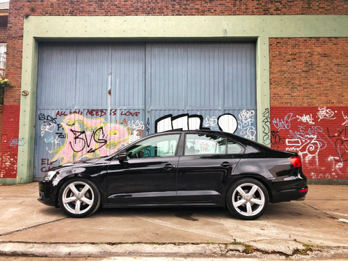 Vento 2.5 Luxury - Manual - Llantas 18 - Permuto/financio