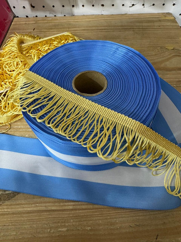 Combo Cinta Argentina 10cm X 100m + 15 M De Fleco Seda Claro Bandera Mas Fleco Dorado Claro