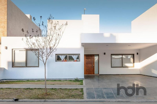 Casa En Miradores De Manantiales