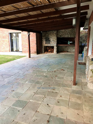 Vendo Casa En Lomas, 4 Dorm,servicio,piscina
