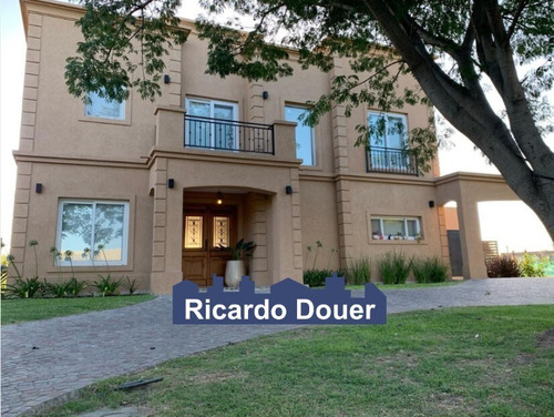 Casa En Venta Con Salida A La Laguna, Estilo Neoclásico. En El Cantón.