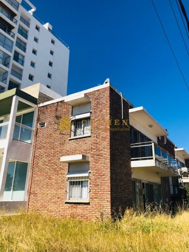 Apartamento En Excelente Ubicacion, De 2 Dor, 2 Baños Cruzando La Calle Esta La Playa Mansa Parada 3 Consulte.-ref:1358