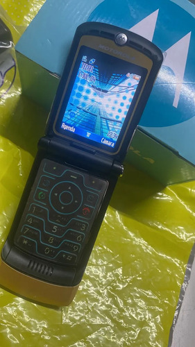 Motorola Modelo V3 Rarz Tipo Flip Basico . Color Dorado. Dorado (Usado)