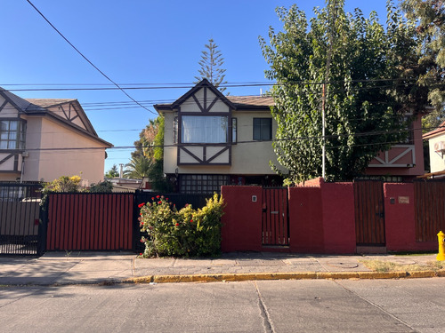 Casa En Venta De 4 Dormitorios En La Reina