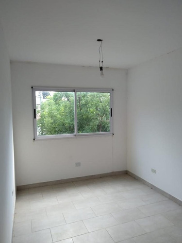 Imagen 3 de 10 de Departamento En Primer Piso Con Patio Independiente
