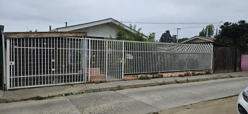 Casa Paradero 12. 3 Dormitorios, 1 Baño, Estacionamientos.